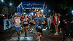 《SKY HUNTER 士林越野》首度增設50K、路線橫跨台北—汐止山系，750名跑者來自21國齊聚外雙溪。日本JSA首組隊參賽交流，日將奪50K雙冠；九天鼓陣開場、親子組熱報，賽事減塑與回收獎牌力推永續，城市山林共跑。（圖／中華民國越野跑協會提供） 