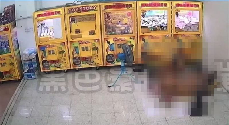嘉義民雄某間夾娃娃機店去年驚見一對男女活春宮，其過程全被監視器錄下。（翻攝自黑色豪門企業）
