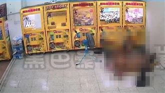 嘉義民雄某間夾娃娃機店去年驚見一對男女活春宮，其過程全被監視器錄下。（翻攝自黑色豪門企業）