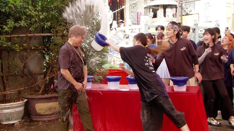 胡瓜遭潑水。（圖／民視提供）