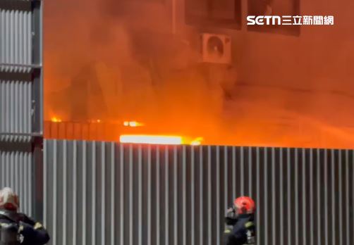 火勢猛烈照亮夜空，1名35歲男性員工臉部輕微燙傷。（圖／翻攝畫面）