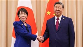 日本首相高市早苗與中國領導人習近平10月31日於APEC風會場邊首度見面。當時兩人僵硬的表情，似乎早已預示當前的中日緊張。（圖／翻攝自X平台 @JPN_PMO）