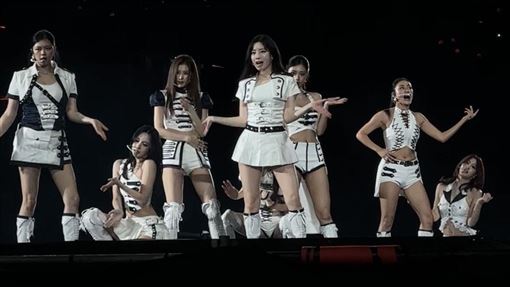 子瑜爸也被點名了！Sana舞台暖舉全捕捉