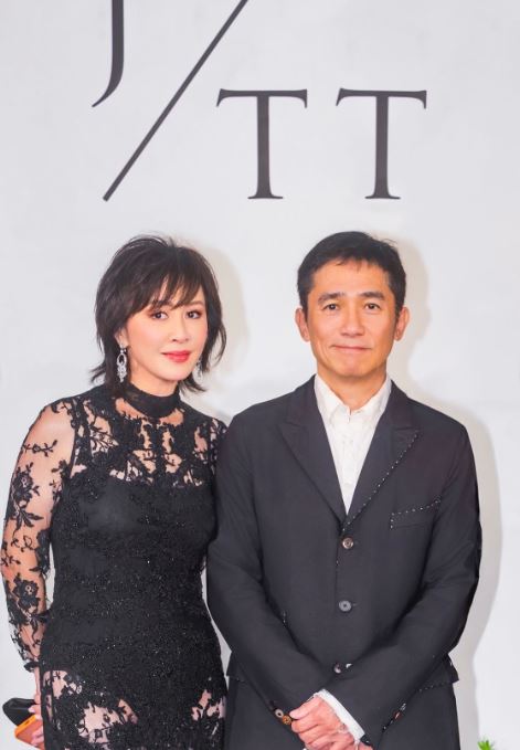 劉嘉玲與梁朝偉來台喝喜酒。(圖/翻攝自李明依臉書)