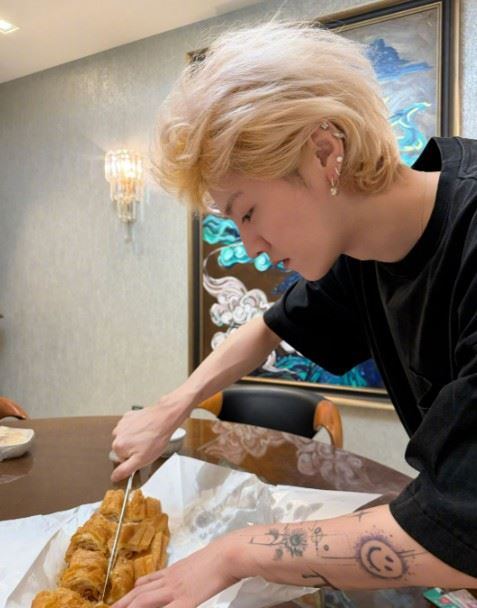 除了空間本身，鹿晗照片中的「吃油條」畫面也成焦點。（圖／翻攝自鹿晗微博）