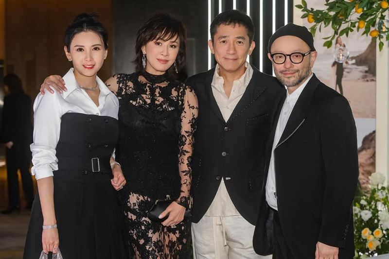 邱淑貞（左起）、劉嘉玲、梁朝偉來台喝喜酒。（圖／翻攝自IG @carinalau1208）