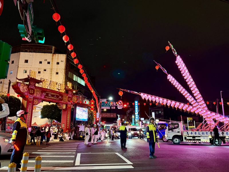 桃園慈護宮乙巳年酬恩五朝圓醮「水燈牌車繞境」盛況，燈火輝映街頭，祈願風調雨順、四境平安。（圖／桃園慈護宮提供）