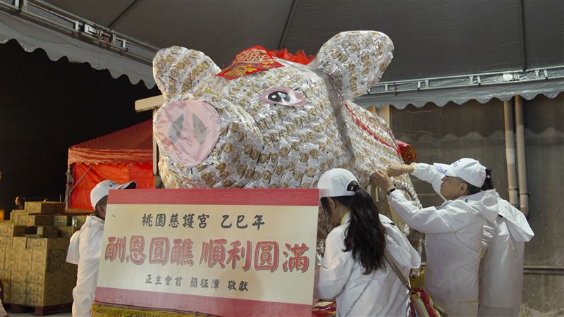 食品工藝取代傳統牲禮&mdash;&mdash;義美特製 1 萬 6,200 顆沙其瑪堆成重達 270 公斤的「沙其瑪大神豬」，而建醮主委林建龍則以壽司米製作 600 斤的「白米大神豬」敬獻（圖／桃園慈護宮提供）