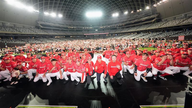 味全龍大巨蛋感謝祭湧萬人　球迷女孩獻技