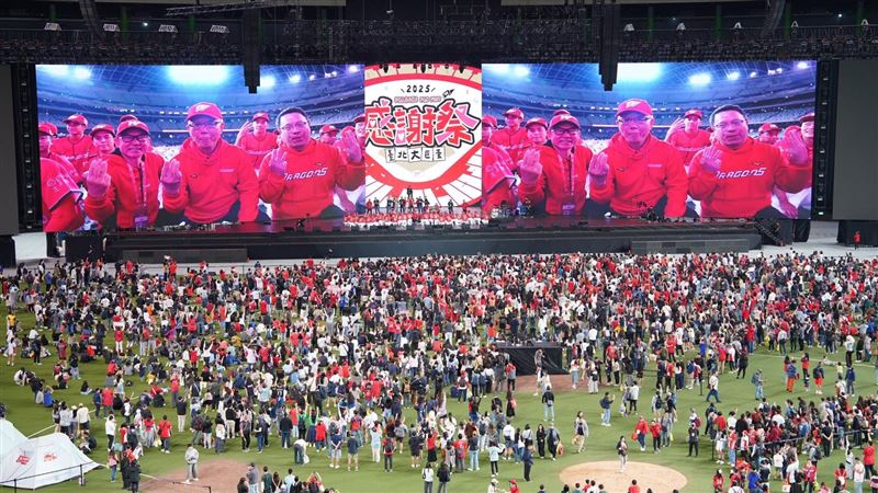 味全龍感謝祭在台北大巨蛋湧進近萬名龍迷。（圖／味全龍提供）