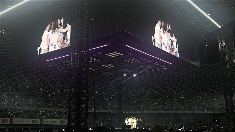 子瑜家鄉開唱忍不住哭了，成員擁抱安慰。（圖／讀者提供）