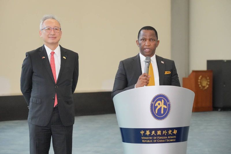 今日史瓦帝尼王國眾議院議長馬布札（右）率團訪台，並於機場發表談話。（圖／外交部提供）