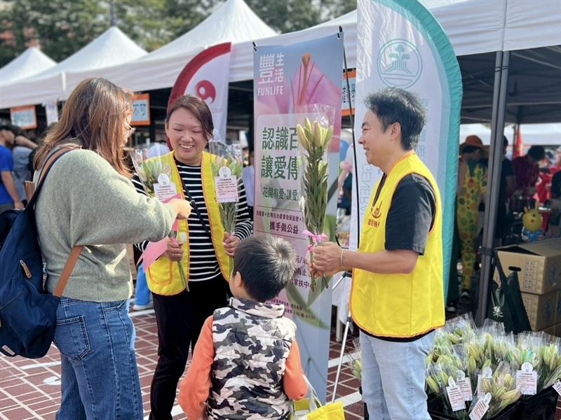 豐邑集團跨界攜手農糧署與台灣百合產業發展協會，捐出上千朵台灣百合供義賣，期望每一朵花都能在家庭心中種下祝福與希望。（圖／豐邑集團提供）