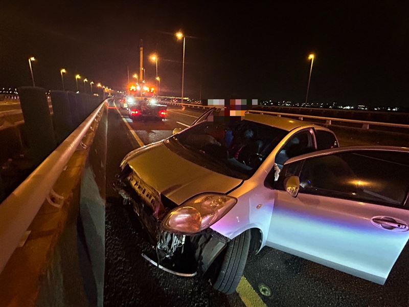 曾女的車輛在撞擊後失控，先是撞擊外側護欄，接著又反彈撞擊內側護欄。（圖／翻攝畫面）