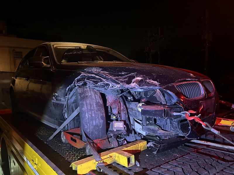 肇事的黑色BMW車頭全毀，車上駕駛卻離奇失蹤。（圖／翻攝畫面）