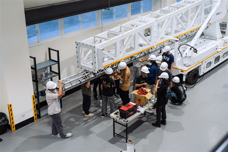 旭海發射場連兩天見證校園火箭接力升空：成大AfterLight1受7～8m/s側風調整仰角、飛至761公尺並完整回傳數據；淡江「淡江二型」6:46升空，推進13秒、估射高逾7公里，航電驗證成功，台灣學研太空能量更進一階。（圖／太空中心提供）