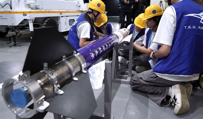 旭海發射場連兩天見證校園火箭接力升空：成大AfterLight1受7～8m/s側風調整仰角、飛至761公尺並完整回傳數據；淡江「淡江二型」6:46升空，推進13秒、估射高逾7公里，航電驗證成功，台灣學研太空能量更進一階。（圖／太空中心提供）