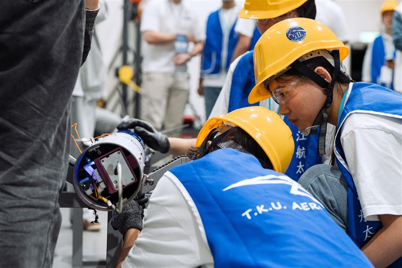 旭海發射場連兩天見證校園火箭接力升空：成大AfterLight1受7～8m/s側風調整仰角、飛至761公尺並完整回傳數據；淡江「淡江二型」6:46升空，推進13秒、估射高逾7公里，航電驗證成功，台灣學研太空能量更進一階。（圖／太空中心提供）