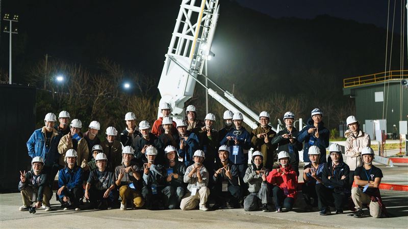 旭海發射場連兩天見證校園火箭接力升空：成大AfterLight1受7～8m/s側風調整仰角、飛至761公尺並完整回傳數據；淡江「淡江二型」6:46升空，推進13秒、估射高逾7公里，航電驗證成功，台灣學研太空能量更進一階。（圖／太空中心提供）