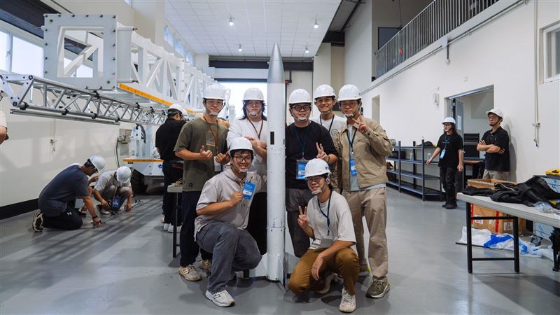 旭海發射場連兩天見證校園火箭接力升空：成大AfterLight1受7～8m/s側風調整仰角、飛至761公尺並完整回傳數據；淡江「淡江二型」6:46升空，推進13秒、估射高逾7公里，航電驗證成功，台灣學研太空能量更進一階。（圖／太空中心提供）