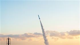 旭海發射場連兩天見證校園火箭接力升空：成大AfterLight1受7～8m/s側風調整仰角、飛至761公尺並完整回傳數據；淡江「淡江二型」6:46升空，推進13秒、估射高逾7公里，航電驗證成功，台灣學研太空能量更進一階。（圖／太空中心提供）