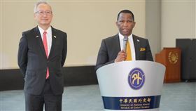 史瓦帝尼王國眾議院議長訪台外交部23日表示，史瓦帝尼王國眾議院議長馬布札（Jabulani Mabuza）（右）率團訪台，並於機場發表談話。（外交部提供）中央社記者游凱翔傳真　114年11月23日