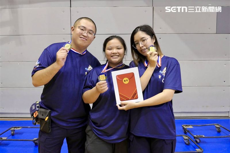 詹家安（左起）、姜芷柔、潘霓在繁忙的工作外，犧牲下班時間準備比賽，最後也得償所願拿下好成績。（圖／詹家安提供）
