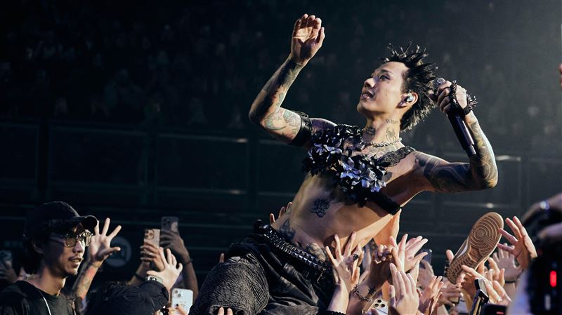 Marz23體脂剩15%脫了 裸身爽玩人體衝浪