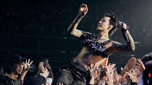 Marz23體脂剩15%脫了　裸身爽玩人體衝浪