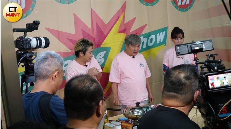 直擊66歲胡瓜帶隊出任務！婆媽圍觀險暴動