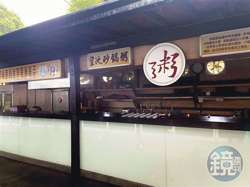 市府複檢後，皇池又將廚房周邊的違建蓋回，繼續營業。（讀者提供）