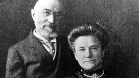 艾達不願自己獲救，留在鐵達尼號上與伊西多共赴黃泉。（翻攝自Henry Aldridge & Son Ltd）