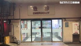 一名男子被發現頭部中彈倒臥廁所，被緊急送醫搶救。（圖／翻攝畫面）