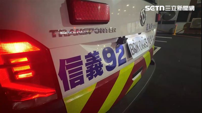 一名男子被發現頭部中彈倒臥廁所，被緊急送醫搶救。（圖／翻攝畫面）