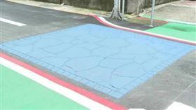 藍色鋪面的「行人友善區」，提供行人無障礙步行環境並管制車輛使用。（圖／台北市議員陳宥丞提供）