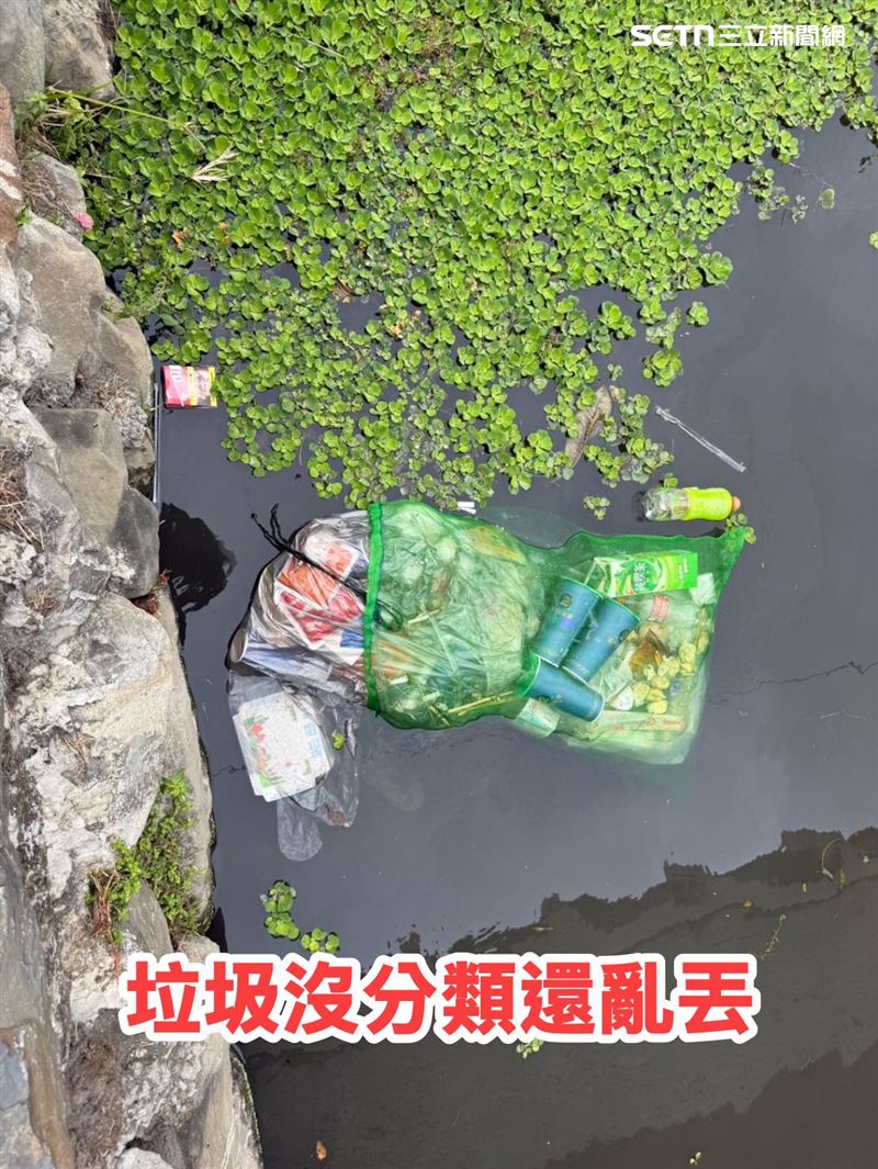 耗費35億元整治的鹿港溪連續11天被丟棄垃圾，讓巡守員大嘆民眾公德心崩壞。（圖／鹿港巡守隊）
