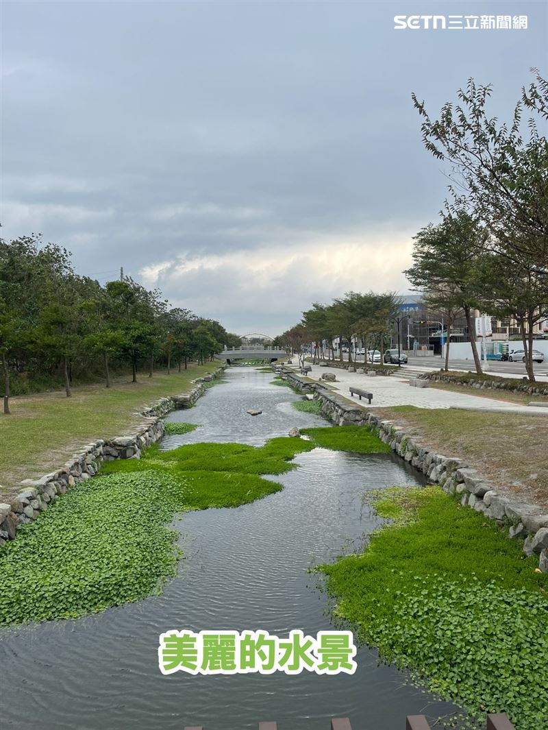 鹿港溪過去因缺乏穩定水源，家庭污水又直接排入，水質長年惡臭，附近居民避之唯恐不及。後來透過前瞻計畫投入 35 億元經費整治，包含興建水資中心、增設污水下水道與打造沿岸綠地，才讓鹿港溪成功從「臭水溝」蛻變為觀光亮點。（圖／鹿港巡守隊）