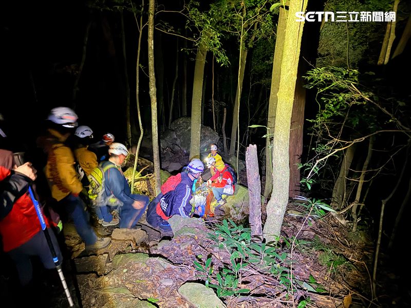 患者位置距離登山口仍有相當長的距離，救難人員採只能採接力方式運送。（圖／翻攝畫面）