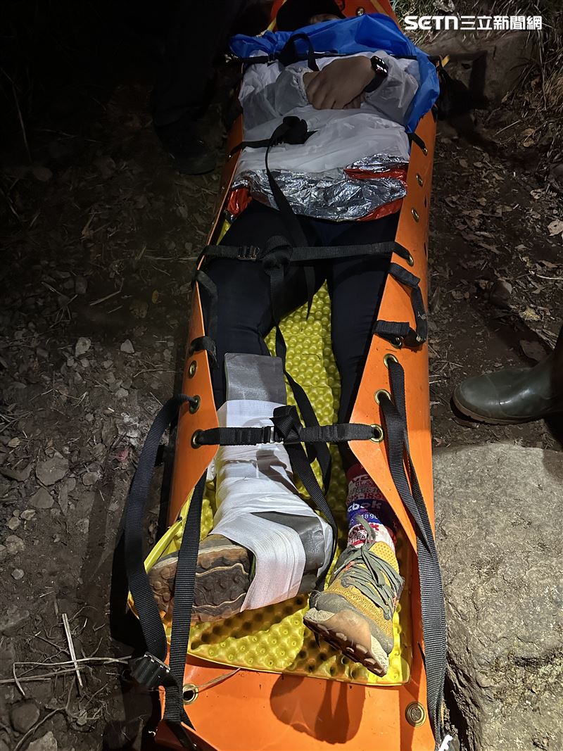 經三梯隊輪番接力，最終在深夜順利將傷者護送至登山口，並交由救護車後送醫院治療。（圖／翻攝畫面）