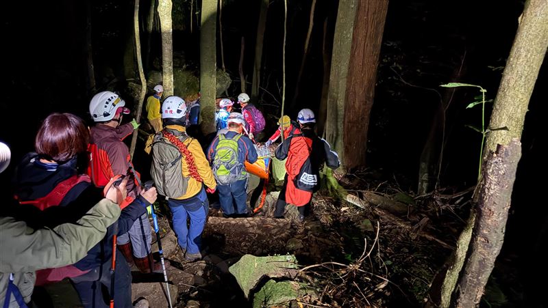 加里山登山客滑落 19消防連夜接力救援