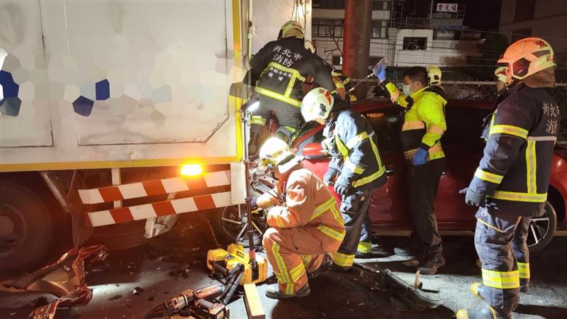 汽車猛撞物流車　司機卸貨遭猛撞斷肢命危
