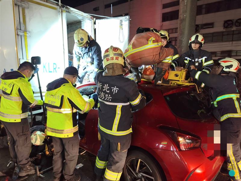事故發生後消防隊獲報到場搶救。（圖／翻攝畫面）
