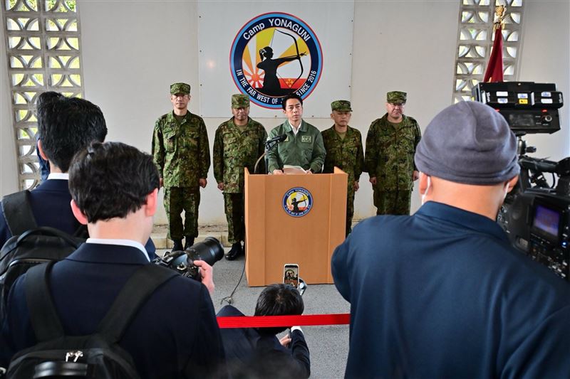 日本防衛大臣小泉進次郎23日視察陸上自衛隊與那國駐屯地。（圖／翻攝自小泉進次郎 x平台）