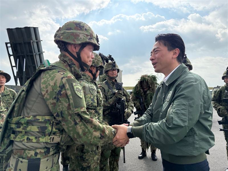 小泉進次郎（右）也視察了距離台灣最近、擁有飛彈部隊的石垣駐屯地。（圖／翻攝自小泉進次郎 x平台）