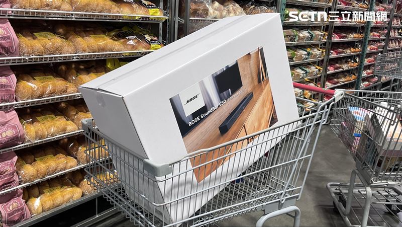 好市多黑色購物週首日，兩件式家庭劇院組幾乎人手一台。(圖／記者賴俊佑攝影）