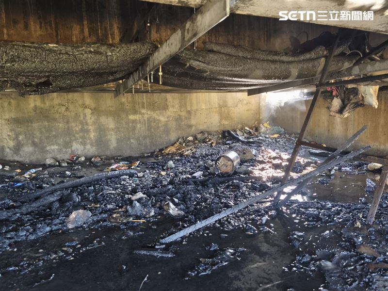 台中霧峰西柳橋下發生廢棄物火警，一名男子慘遭大火燒死。（圖／翻攝畫面）