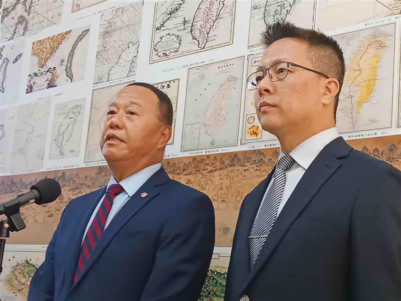 國防部副部長柏鴻輝今（24）日上午赴立法院內政委員會就「普發新版台灣全民安全指引如何提升全民安全意識之政策效益評估」進行專題報告，並備質詢前受訪。（圖／記者盧素梅攝影）