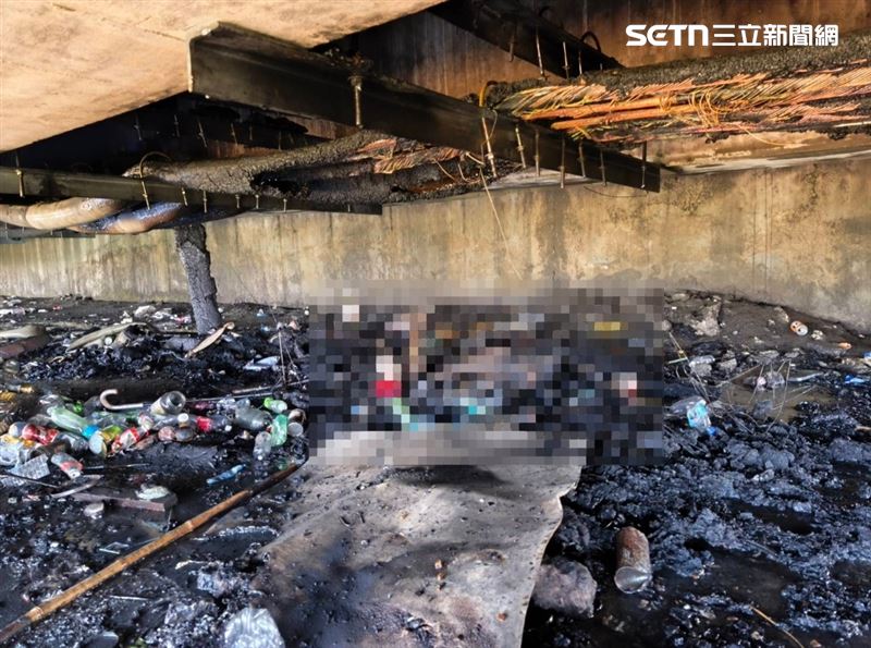 台中霧峰西柳橋下發生廢棄物火警，一名男子慘遭大火燒死。（圖／翻攝畫面）