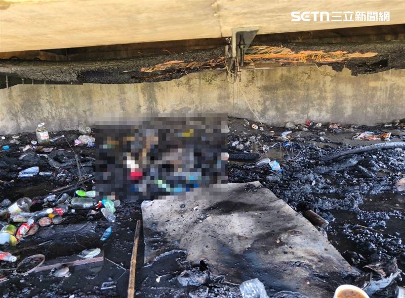 台中霧峰西柳橋下發生廢棄物火警，一名男子慘遭大火燒死。（圖／翻攝畫面）