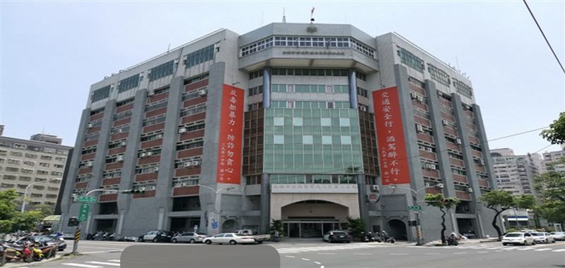 高雄劉男陳屍自宅，身旁留有10多隻狗，不排除遺體遭啃咬。（圖／翻攝三民二分局官網）